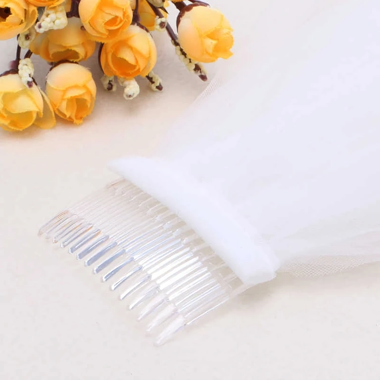 Εντυπωσιακός, μακρύς πέπλος με χτένα – στυλ βασιλικού γάμου