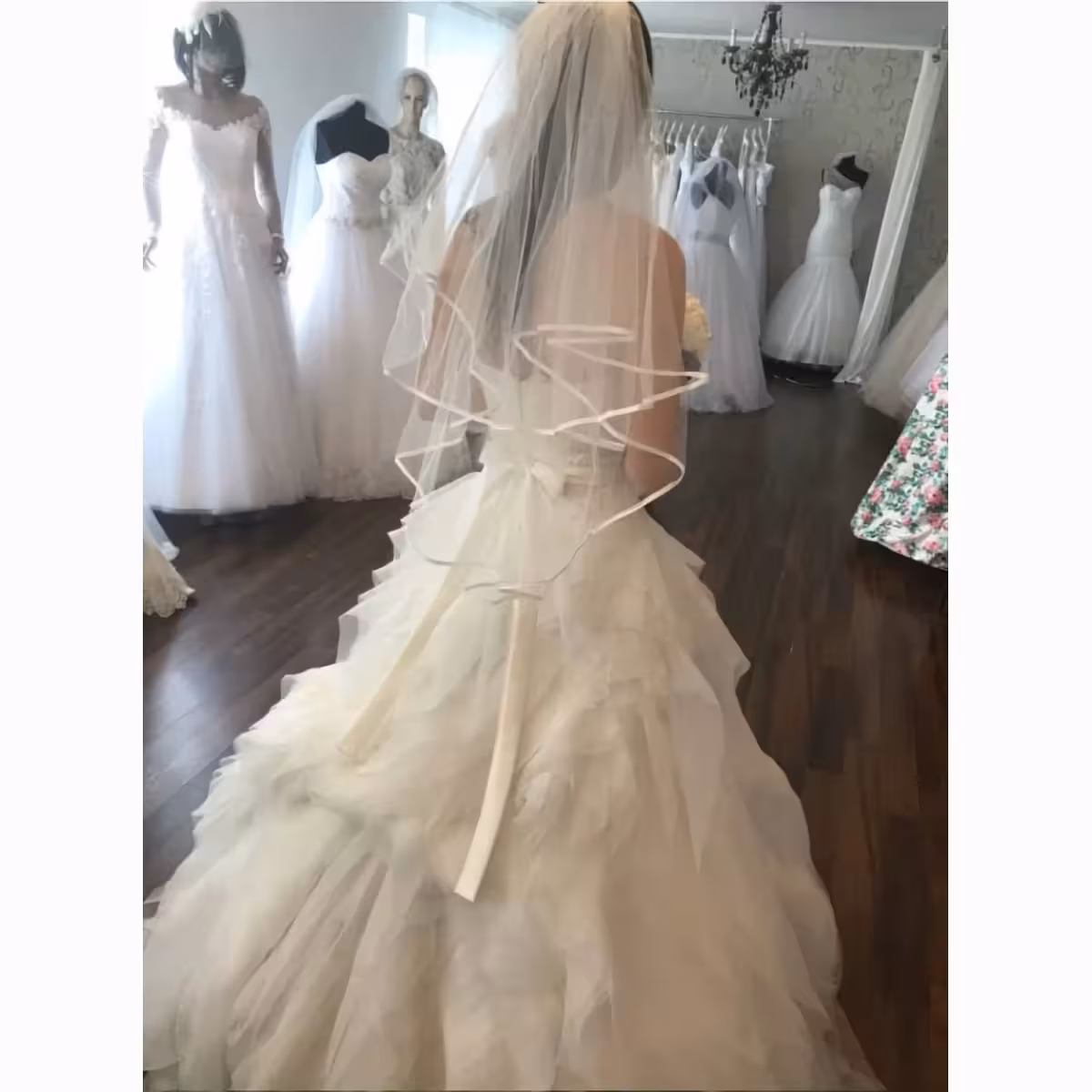 Λευκό πέπλο νύφης από τούλι, προσιτό και εύκολο στη χρήση