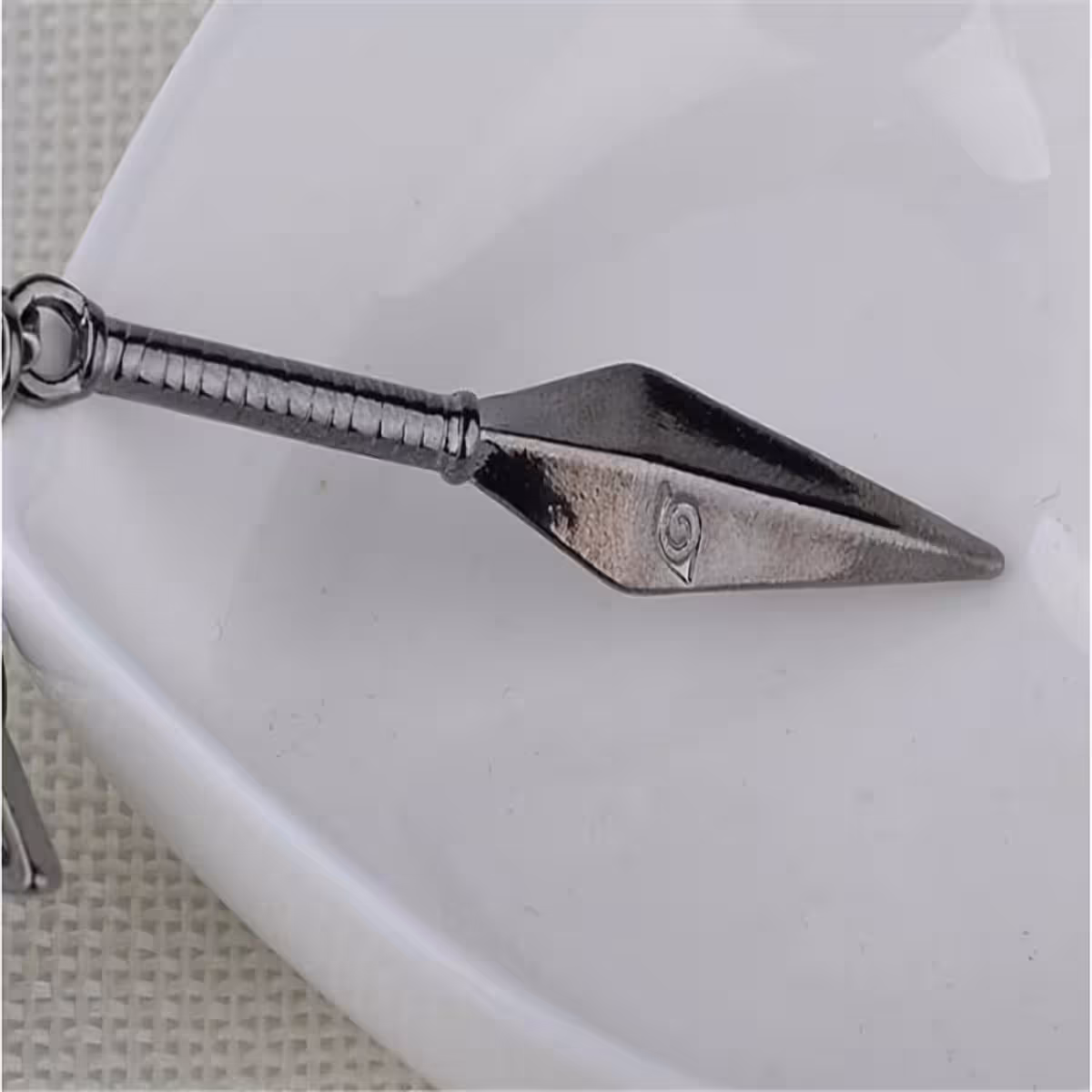 Μεταλλικό μενταγιόν Kunai με δερμάτινη αλυσίδα