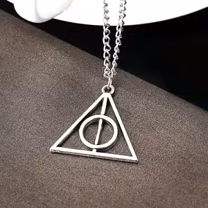 Colgante Collar Harry Potter Deathly Hallows Triángulo Plata – Joya Mágica
