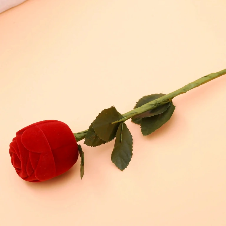 Κόκκινο βελούδινο κουτί σε σχήμα τριαντάφυλλου για κοσμήματα – σκουλαρίκια ή δαχτυλίδι