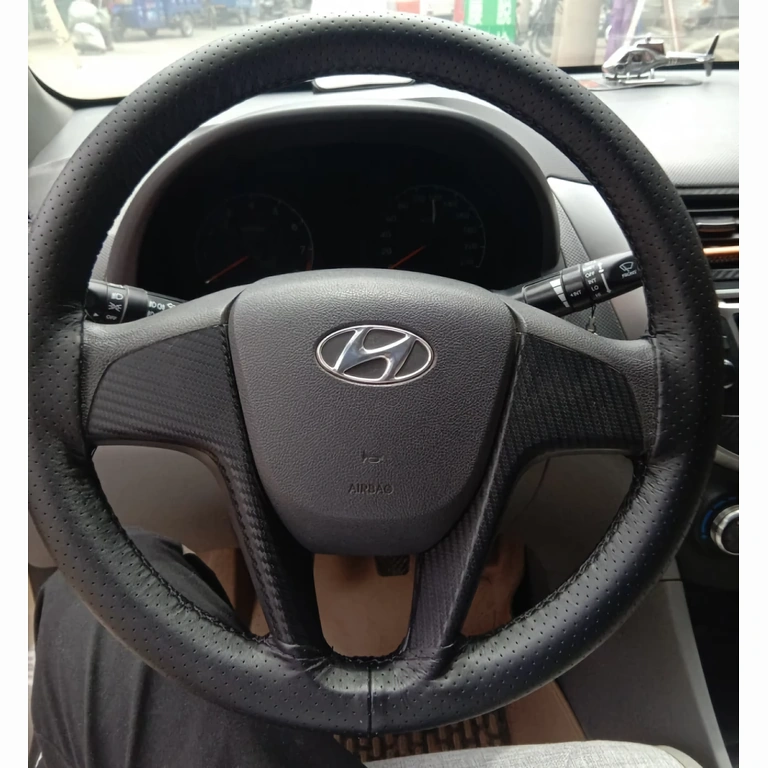 Μαύρη θήκη από δέρμα με αντιολισθητική υφή για άνετη οδήγηση