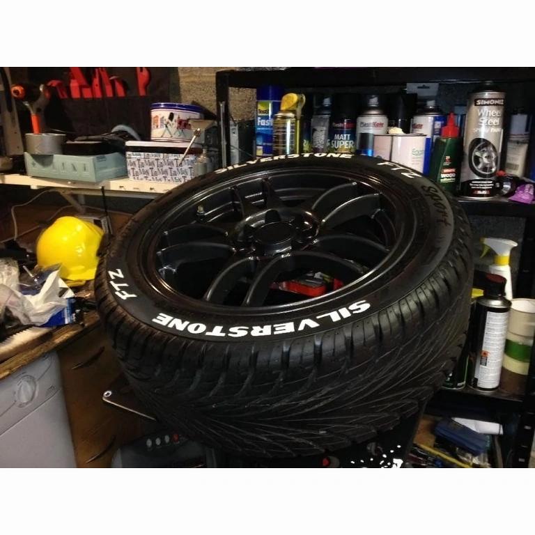 Μαρκαδόρος με λευκή μπογιά και στρογγυλή μύτη Μαρκαδόρος με λευκή μπογιά και μύτη 2 mm