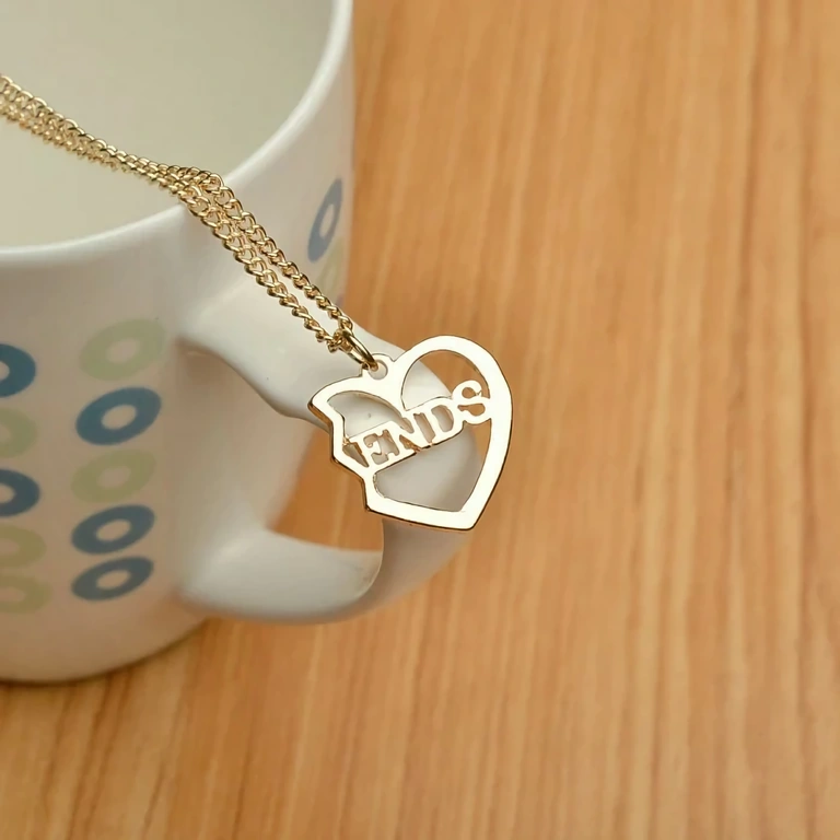 Τρία χρυσά κολιέ για καλοί φίλοι – κρεμαστά καρδιά