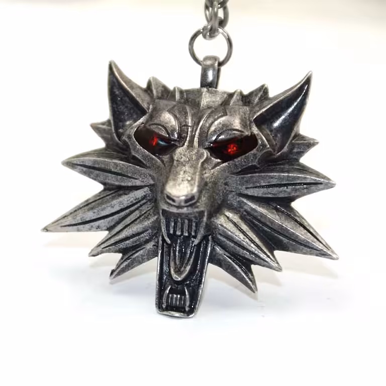 Colgante Collar The Witcher Wild Hunt – Collar Medallón Plateado Antiguo con Ojo Negro o Rojo