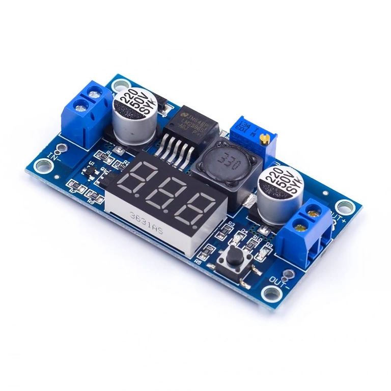 Λεπτομέρεια module LM2596 – κοντινό Κοντινή εικόνα μονάδας step-down LM2596 με οθόνη και ρύθμιση τάσης