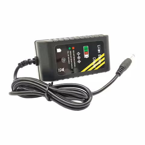 Φορτιστής Li-Ion 12,6V – φωτογραφία από διαφορετική γωνία, δείχνει συμπαγή και φορητό σχεδιασμό για μπαταρίες 10,8V