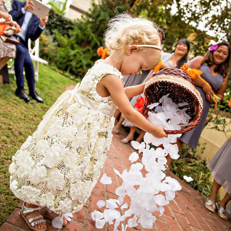 Τεχνητά λευκά πέταλα για διακόσμηση διαδρόμου γάμου