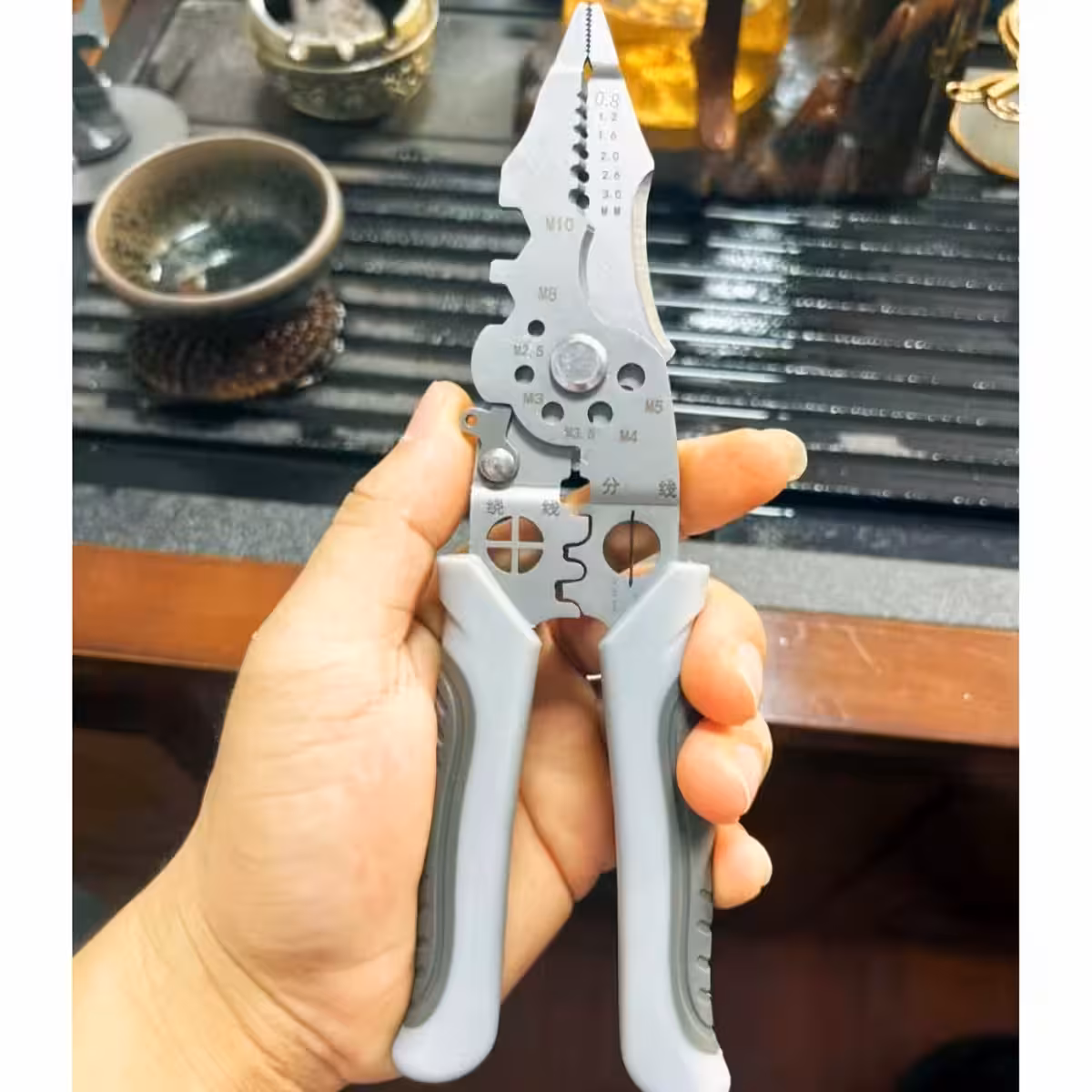 Alicate eléctrico con zona de pelado para cables e hilos eléctricos.