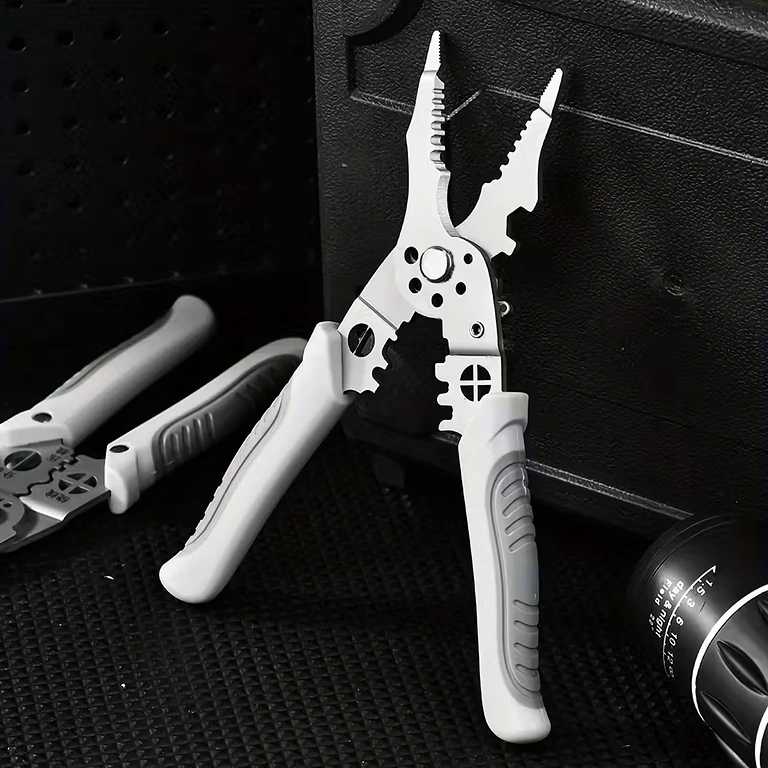 Agujeros calibrados para pelado Orificios calibrados para pelado preciso de cables de diferentes grosores.