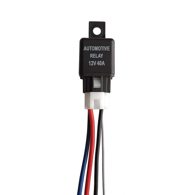 Relé automóvil 12V 4 pines 40A con zócalo – vista frontal clara