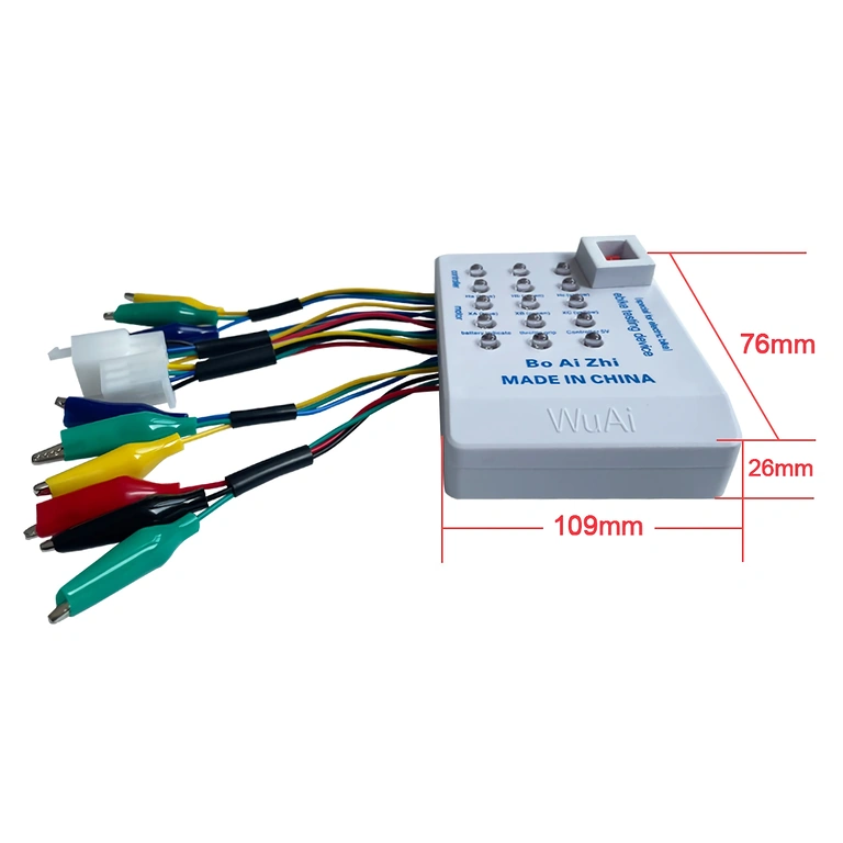 Batería conectada al tester universal para verificación del controlador