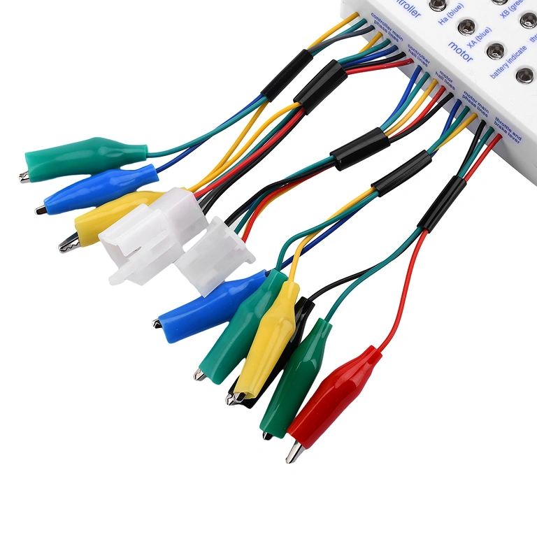 Cables de fase del motor conectados al tester universal