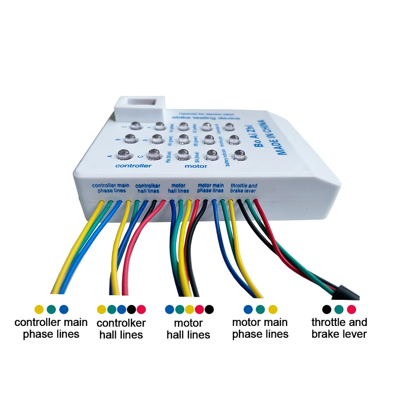 Detalle de conexiones del tester universal para bicicleta y patinete eléctrico